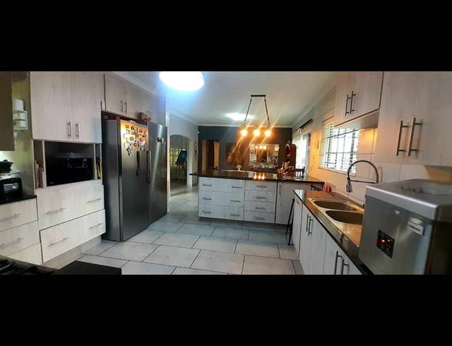 5 BEDROOM HOUSE FOR SALE IN FLORAUNA